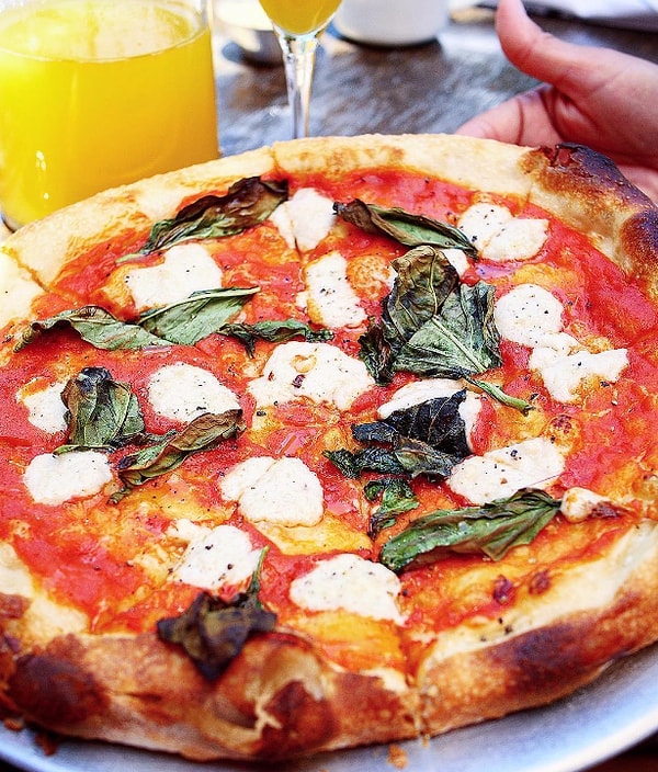 1. Святые угодники! Эта веганская пицца "Маргарита" выглядит просто потрясающе!