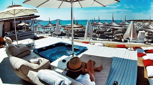 Bu Yaz Kızgın Kumlardan Serin Sulara Atlamak İçin En Çok Tercih Edilmiş 13 Beach Club Bu Yaz Kızgın Kumlardan Serin Sulara Atlamak İçin En Çok Tercih Edilmiş 13 Beach Club