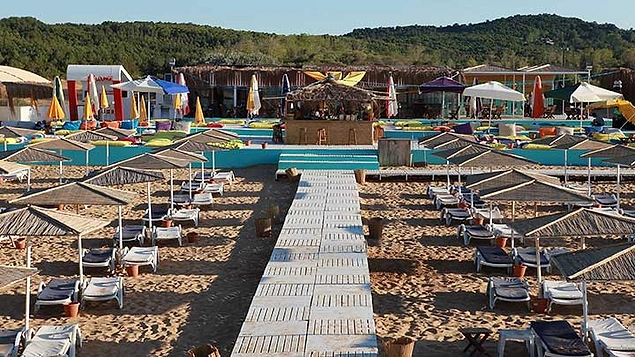 Bu Yaz Kızgın Kumlardan Serin Sulara Atlamak İçin En Çok Tercih Edilmiş 13 Beach Club Bu Yaz Kızgın Kumlardan Serin Sulara Atlamak İçin En Çok Tercih Edilmiş 13 Beach Club