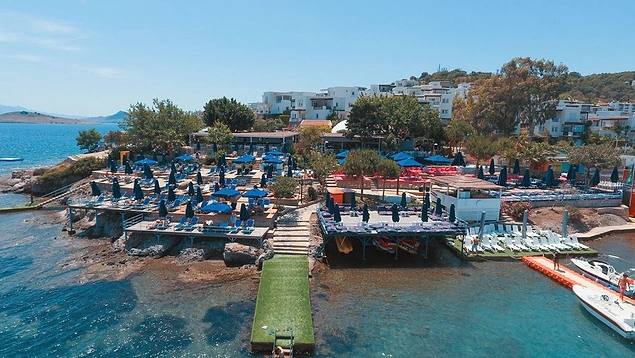 Bu Yaz Kızgın Kumlardan Serin Sulara Atlamak İçin En Çok Tercih Edilmiş 13 Beach Club Bu Yaz Kızgın Kumlardan Serin Sulara Atlamak İçin En Çok Tercih Edilmiş 13 Beach Club