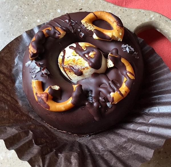 3. Веганские пончики. Ещё нужно что-то говорить? Ну, можно лишь добавить, что они политы шоколадом и украшены крендельками и маршмэллоу.