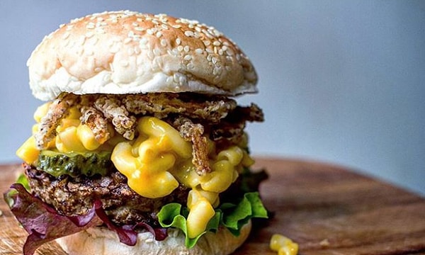 9. А этот бургер, который невозможно съесть, не размазав начинку по всему лицу! Сыр, лук в панировке, салат латук и солёные огурчики! Класс!