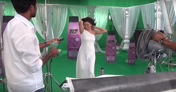 7. Думаете, благодаря шампуню ваши волосы станут такими же пышными, как в рекламе? Подумайте еще раз :)