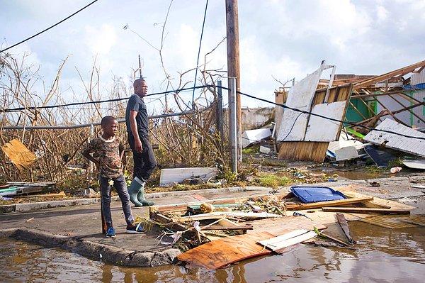 17. Vatandaşlar Marigot şehrinde hasarı inceliyor.