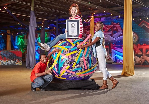 17. В Портленде изготовили самый большой в мире шар из клейкой ленты (имеет почти 4 м в обхвате и весит 907 кг)