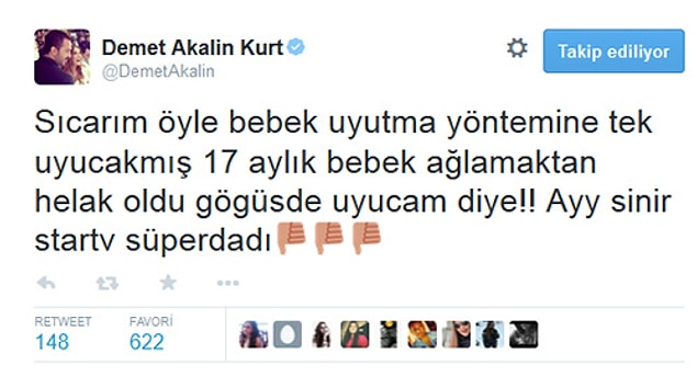 Gördüğünüz gibi burda da televizyon seyreden bir adet Demet Akalın var. Resmen salonda portakal-elma soyan aile ferdi gibi.