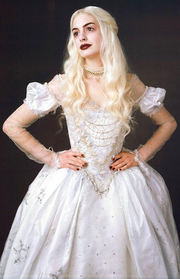 10. Alice Harikalar Diyarında'da Beyaz Kraliçe ile bütünleşen elbise.