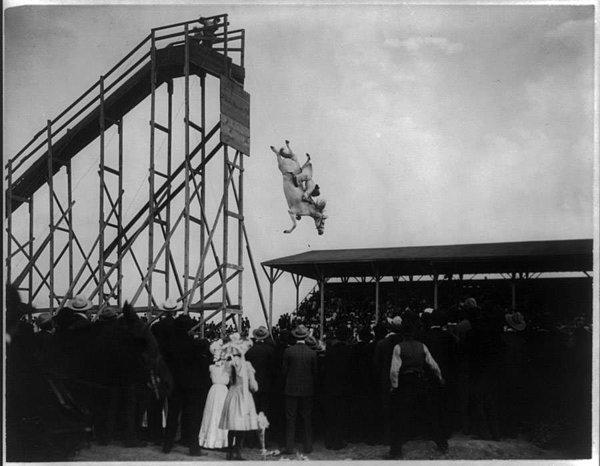16. Colorado'da 4 Temmuz 1905 yılında düzenlenen bir atlı dalış etkinliğinde Eunice Padfield ve atı.
