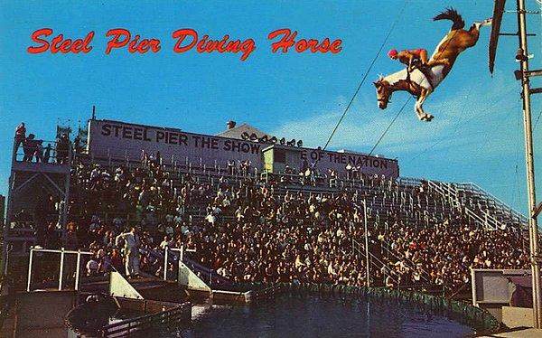 17. 1960'lı yıllara ait bu kartpostalın üzerinde ünlü spor atlı dalış gösterilmiş.