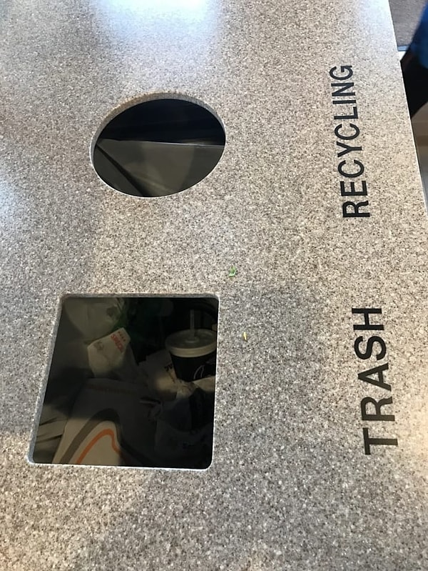 9. Две корзинки — в одну надо кидать обычный мусор, в другую — бумагу. Но все, видимо, просто не умеют читать