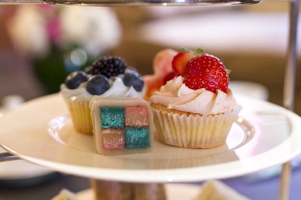 1. Королева пригласила вас на роскошное чаепитие во дворце. Во сколько вы придёте на это событие?