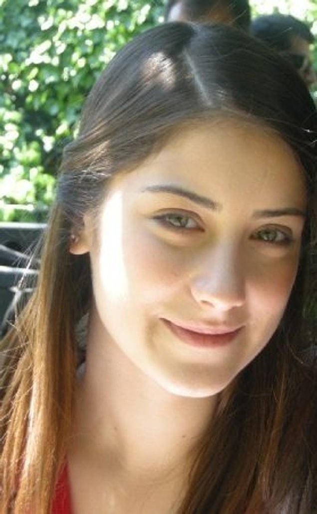Hazal Kaya'yı ilk kez 16 yaşında bir firmanın reklam yüzü olarak ekranlarda görmüştük.