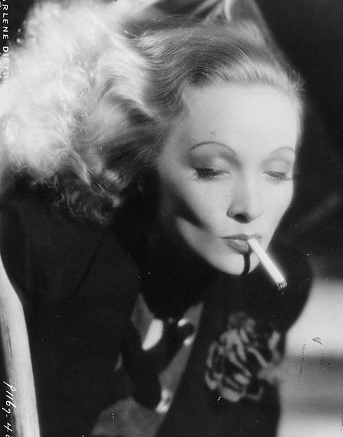 Marlene Dietrich fotoğraf çekiminde saçları pırıl pırıl görünsün diye peruğuna dökülen sahte simler yerine gerçek altın tozu kullanmakta fazlasıyla kararlıydı. 🏆👸