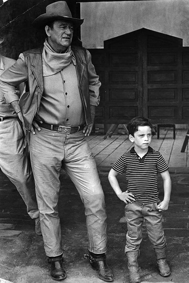4. Üç farklı boyda peruğu olan John Wayne onları uzunluklarına göre, sırayla takardı.