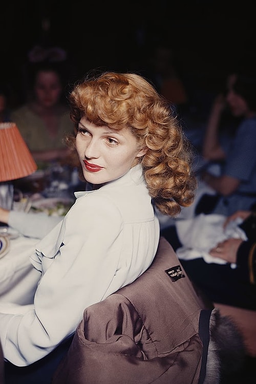 Rita Hayworth daha modern görünmek için yalnızca saçlarını boyamakla kalmamış bir de saç çizgisi elektrolizi yaptırmıştı. Bu acılı uygulamaya 1 yıl boyunca katlanmış olması şaşırtıcı!