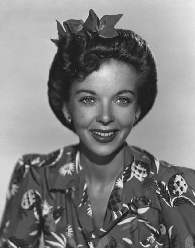 9. Oyuncu ve yönetmen Ida Lupino'ya göre yüz temizleyicisine tuz eklemek ve çene altındaki çizgiye hızlı hızlı vurmak mükemmel cildin en önemli sırlarındandı.