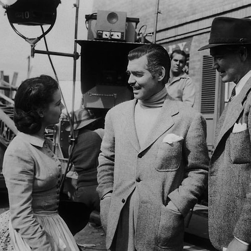 Yönetmen Victor Fleming daha abartılı bir dekolte için kostüm tasarımcısı Walter Plunkett'ten Vivien Leigh'in göğsünü bantlamasını istemişti.