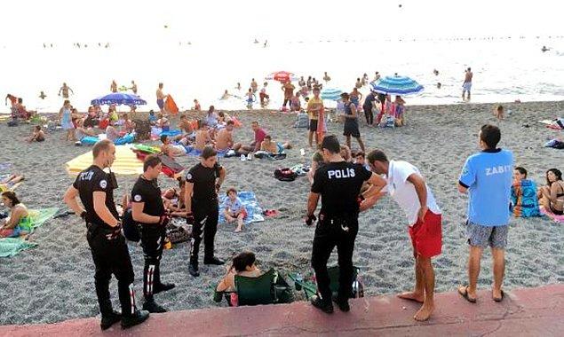 Yanlarına önce plaj görevlisi ve zabıta sonra da polis geldi...