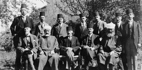 Bu günlerde ailesi Mustafa Kemal Paşa'dan, gönderdiği telgraflar ve mektuplar aracılığıyla haber almaktaydı.