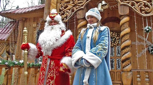 10. Noel Baba kültürleri diğerlerinden biraz farklıdır. Noel Baba'nın 'Snegurochka' adında mavi elbiseli bir torunu vardır.
