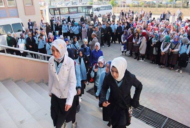 Milli Eğitim Bakanlığı dün bir adım daha ileri giderek Anadolu imam hatip lisesi açılabilmesi için gerekli olan nüfus şartını tamamen kaldırdı.