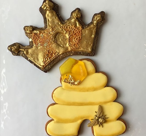 Лили не раскрывает фактическую цену торта. Она лишь сказала, что стоит он "кругленькую сумму". Однако портал "Page Six" говорит о том, что цена на жеодовые торты с кристаллами, сделанные в этой кулинарии, «начинается с 3.500 долларов и увеличивается в зависимости от деталей, сложности, размера и т.д."