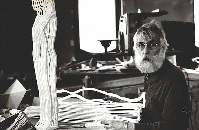 1980 yılında tamamlanan ve bir yıl sonra İlhan Koman’a Sedat Simavi Vakfı Görsel Sanat Ödülü’nü kazandıran heykelin ortaya çıkışını sanatçı şöyle ifade etmişti: