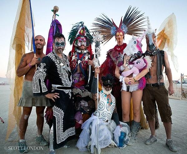 12. Düğüne Şeyma'nın Burning Man'den deli arkadaşları da kesin gelir. Her yer bir sürü acayip kıyafetli insan dolar.