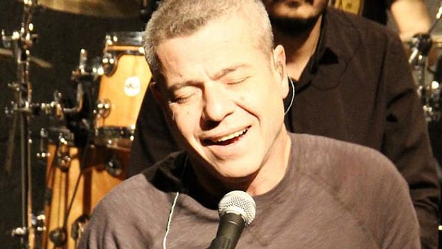 4. 93 yılında piyasaya sürdüğü ilk albümü Med Cezir ile Türkçe Pop'u yerinden oynatıyor adeta...