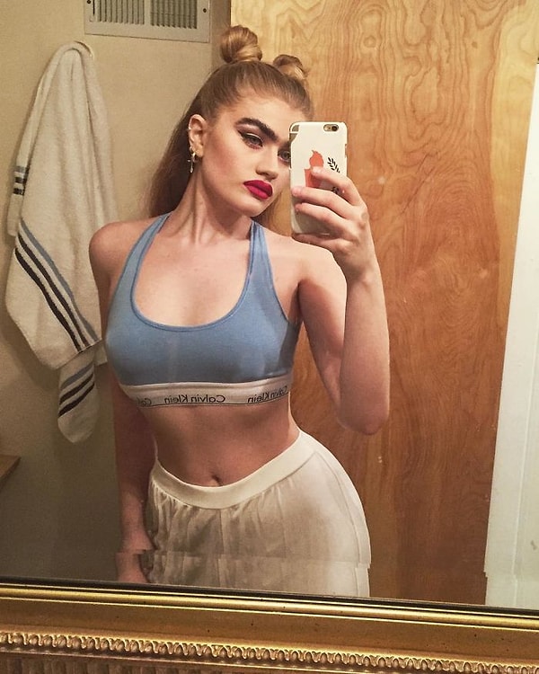 10. Девушку уже не раз сравнивали со знаменитой художницей Фридой Кало. И действительно, сходство не только в сросшихся на переносице бровях!