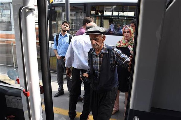 Kadın şoförler ve görevliler, pembe trambüse binmek isteyen erkekleri, “Bu trambüs sadece bayanlara özel” diyerek uyardı.