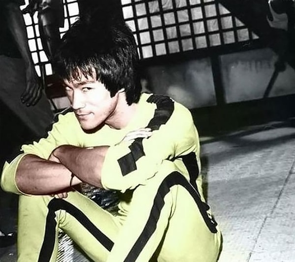 2. Линда впервые увидела Брюса, когда он читал лекции по философии в Гарфилдской школе в Сиэтле в 1961 году