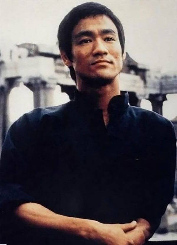 3. Чтобы поближе познакомиться с Брюсом, Линда записалась на его курсы кунг-фу