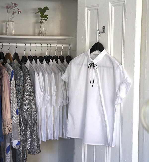 2. С помощью такого приёма Матильда решила избавиться от извечного вопроса, которым каждое утро задаются все девушки: "Что надеть?"