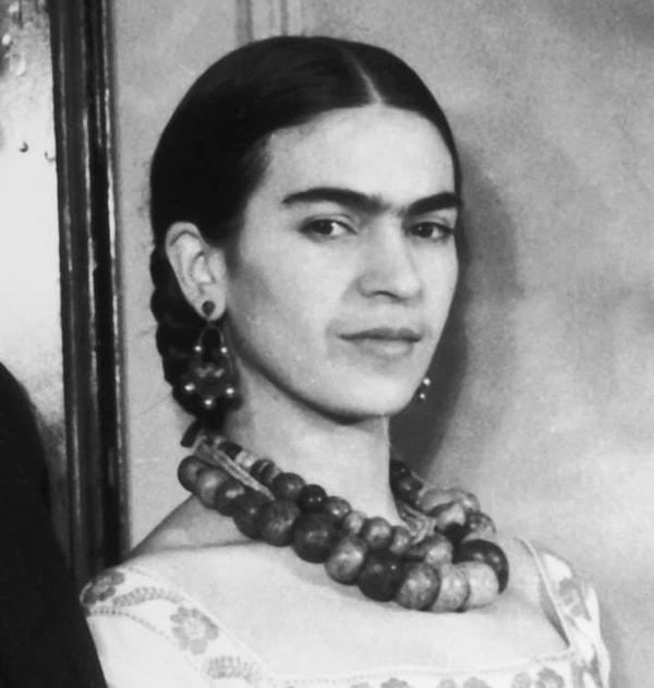 Tek kaş ve kadın kelimelerinin içinde geçtiği bir cümle duyunca aklımıza ilk gelen hep Meksikalı sanatçı Frida Kahlo olur.