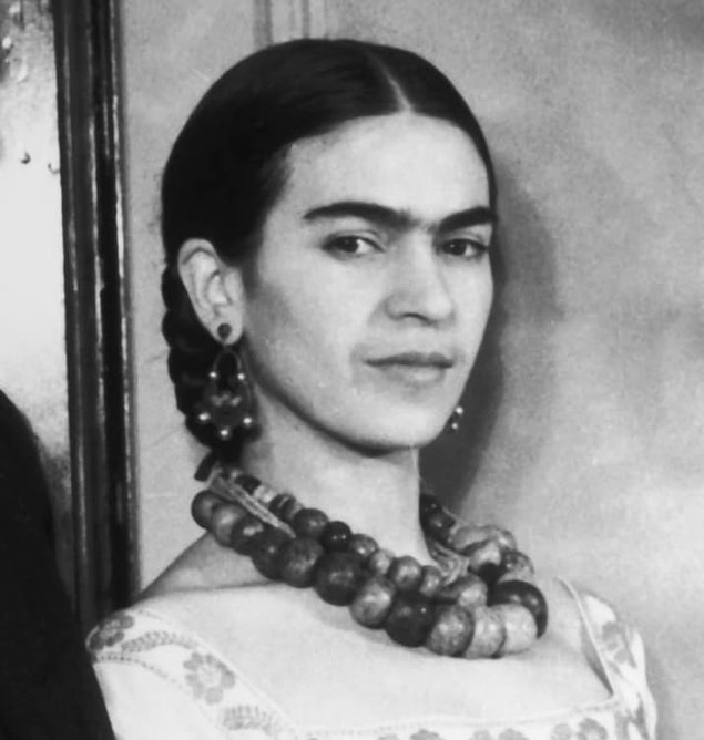 Tek kaş ve kadın kelimelerinin içinde geçtiği bir cümle duyunca aklımıza ilk gelen hep Meksikalı sanatçı Frida Kahlo olur.