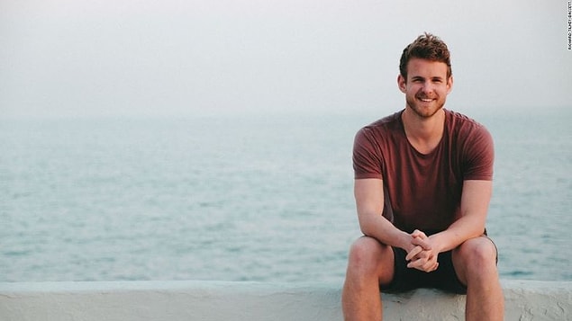 Richard Uganda'da bir maratona katılmaktan, Almanya'da yoga dersleri almaya kadar birçok esktra aktiviteye de tanık oluyor.