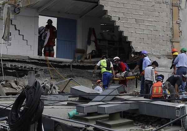 Bazı bina enkazlarında mahsur kalanların olduğu aktarılıyor. Mexico City'deki uluslararası havalimanında uçuşların durdurulduğu öğrenildi.