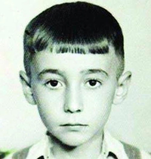 1941 yılında Adana'da dünyaya gelen ünlü sanatçı, babası Ali Şen gibi sinema sanatçısı olmak istemiyordu.
