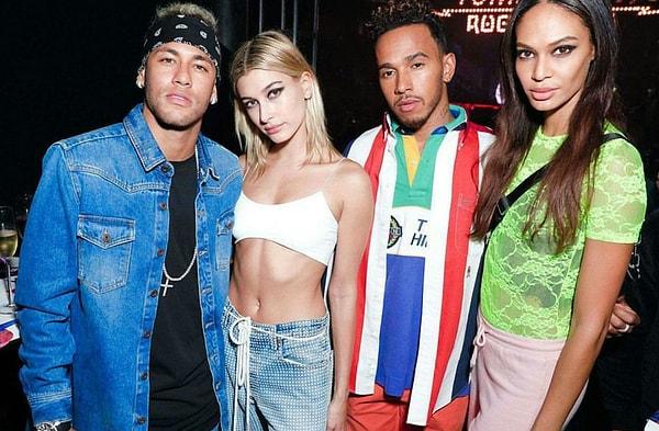 Ünlü modele Tommy sahnesi öncesi; Neymar, Lewis Hamilton ve Joan Smalls ile poz verdi