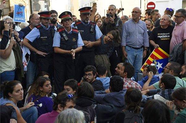 Polis baskınının ardından Katalan yetkililerin bakanlık binaları önünde barışçıl protestolar düzenlenmesi çağrısıyla beraber gösteriler düzenlendi.