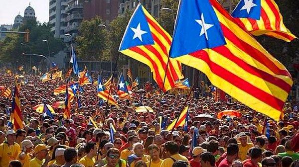 Kasım 2014'te Katalonya'da bağlayıcılığı olmayan bir referandum düzenlemiş, oy kullananların yaklaşık yüzde 80'i bağımsızlık yönünde görüş bildirmişti.