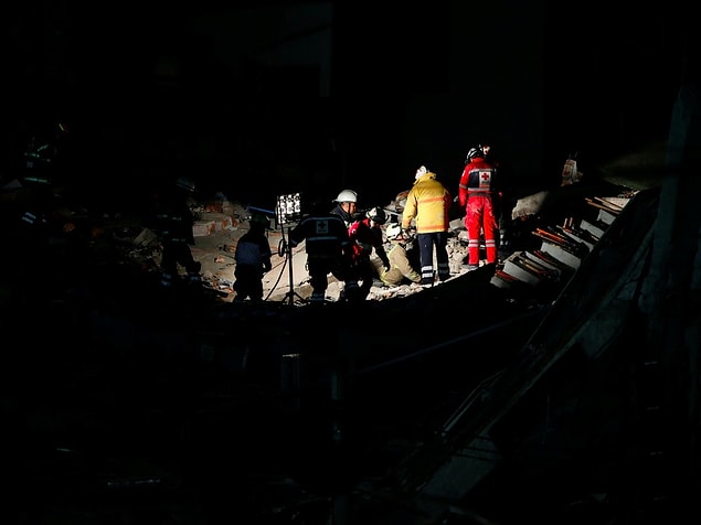 Depremin üzerine bir de neredeyse şehrin tamamında elektrikler kesilince, kurtarma timleri de bu çok kısıtlı aydınlatmalarla idare etmek zorunda kalmış.