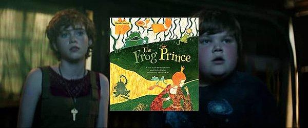 7. Kurbağa Prens'in bir kitabı Beverly'nin odasında görülür. Bu durum Ben'den aldığı öpücükle büyüyü bozacağını gösterir.