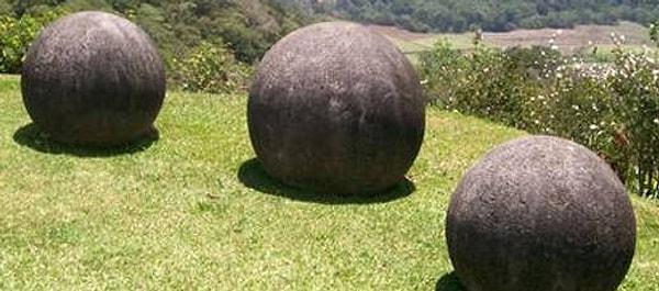 14. Bu kürelerin yüzlercesi -değişik boyutlarda olmakla- Kosta Rika'da toplanmış durumda ve arkeologların bu kürelere dair bir fikri yok.