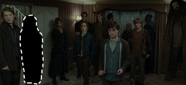 6. Кто стоял в этой сцене справа от Гарри?