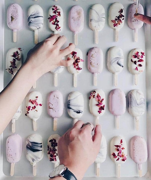 4. Пекарь из Будапешта Раймонд Тэн решил создавать из кейк-попсов  удивительные мини-скульптуры.