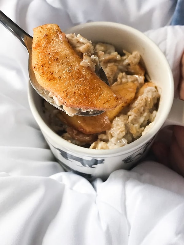 Все, что осталось, — положить сверху яблоко и добавить арахисового масла (по желанию)