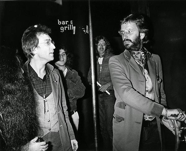 7. Sürekli John Lennon’a izafe edilen “Ringo Starr İngiltere’nin en iyi davulcusu değil, Ringo Starr Beatles’ın en iyi davulcusu bile değil.” sözü aslında Jasper Carrott isimli bir komedyene aitmiş ve ilk olarak Lennon’ın ölümünden 3 yıl sonra söylenmiş.