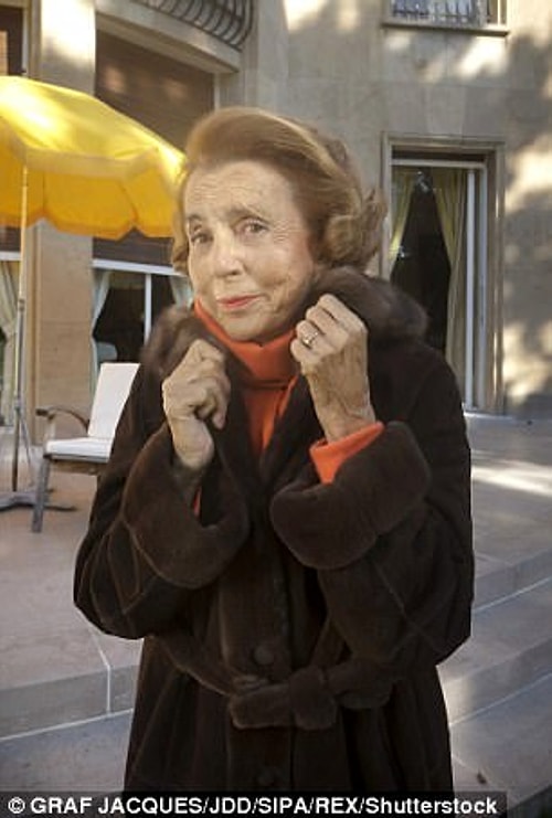 2002 yılında Liliane ve eşi Andre (solda), 2011 yılında Liliane kameraya poz veriyor.